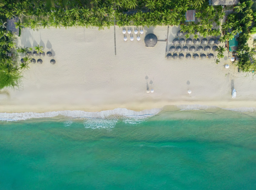Bãi biển riêng trong xanh và cát trắng tại Cam Ranh Riviera Beach Resort & Spa