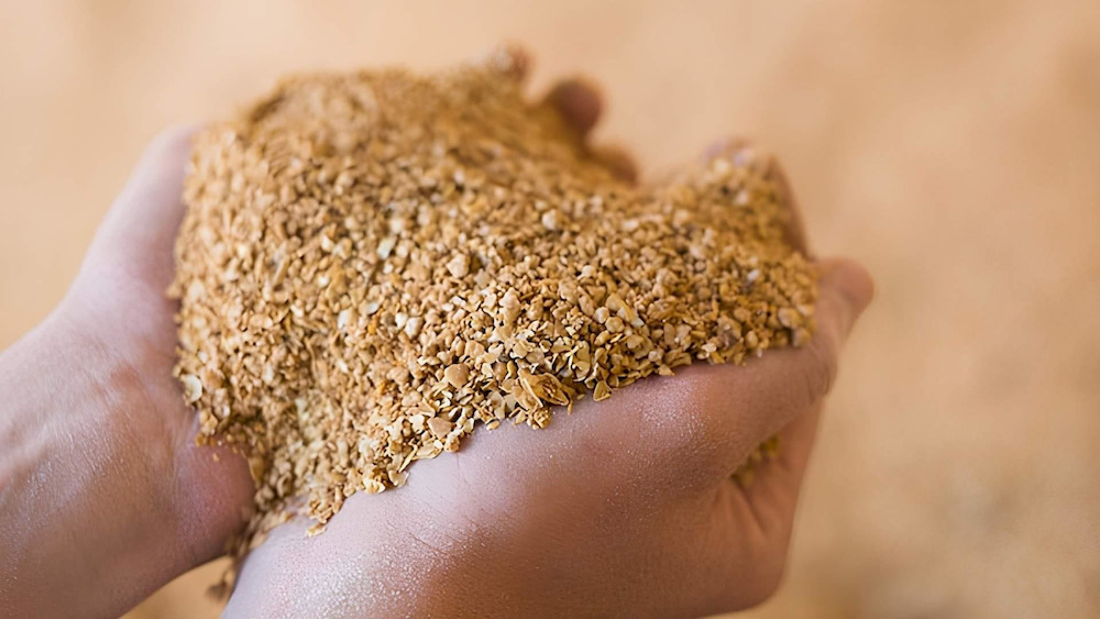 Plant-based raw materials generally produce amino acid fertilizers with low salt content and good crop tolerance
